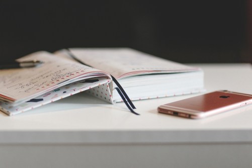 Diary and iPhone-2941106_1920-pixabay.com